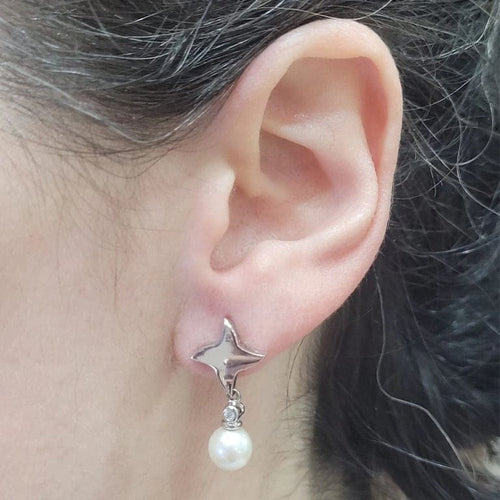 Boucles d'oreilles Boucles d'oreilles en or blanc 18 carats avec diamants et perles 58 Facettes PE725