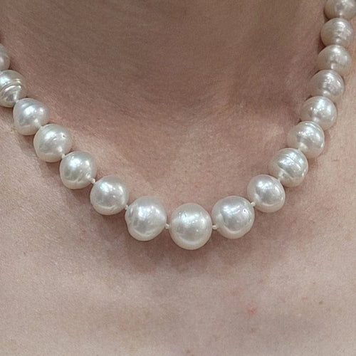 Collier Collier de perles australiennes avec broche en or blanc 18 carats 58 Facettes COP132