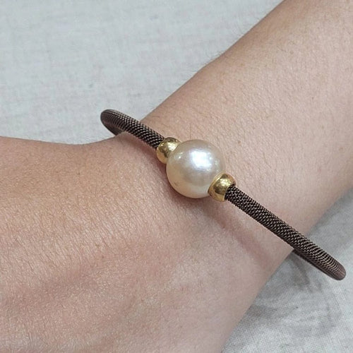 Bracelet Bracelet en acier brun avec perle dorée australienne et or jaune 18 carats 58 Facettes PUV208