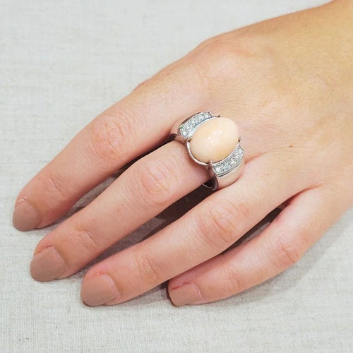 Bague 53 Bague en or blanc 18 carats, corail et diamants 58 Facettes S322