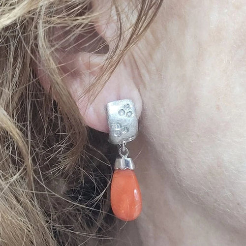 Boucles d'oreilles Boucles d'oreilles en or blanc 18 carats, corail et diamants 58 Facettes T115
