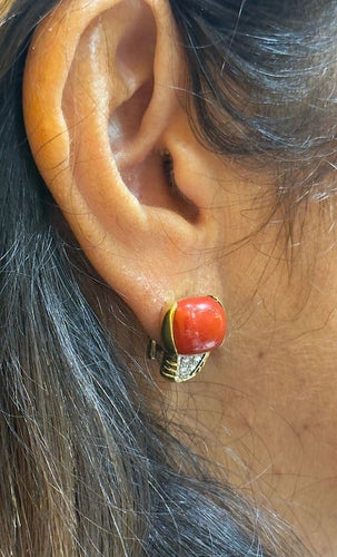Boucles d'oreilles André Col - Boucles d’oreilles vintage en or jaune 18 carats, diamants et corail 58 Facettes