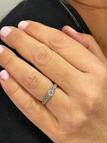 Bague 51 Bague solitaire en or blanc 18 carats et diamants 0,40 ct 58 Facettes