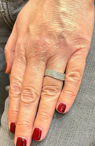 Bague 53 Alliance ondulée en or blanc 18 carats et diamants 58 Facettes