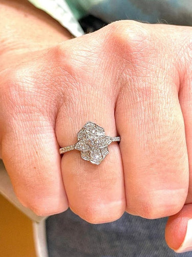 Bague 52 Bague style Art déco en or blanc 18 carats et diamants 58 Facettes