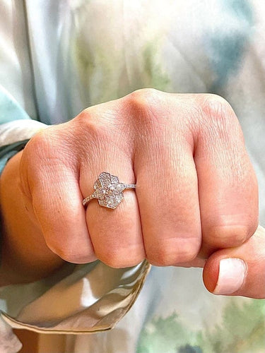 Bague 52 Bague style Art déco en or blanc 18 carats et diamants 58 Facettes