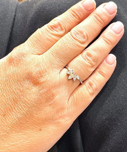 Bague 54 Bague feuille en platine 950 sertie de diamants taille navette 58 Facettes