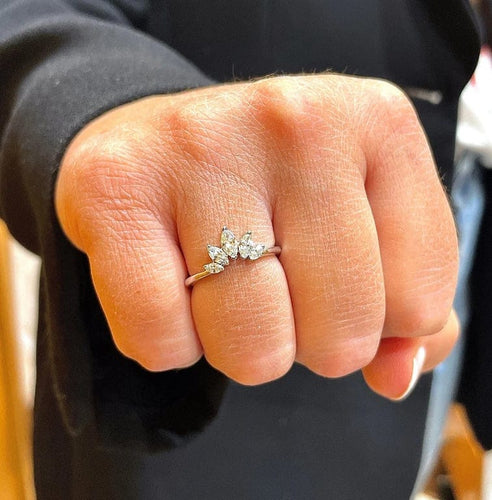 Bague 54 Bague feuille en platine 950 sertie de diamants taille navette 58 Facettes