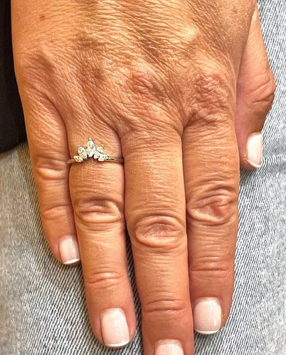 Bague 54 Bague feuille en platine 950 sertie de diamants taille navette 58 Facettes