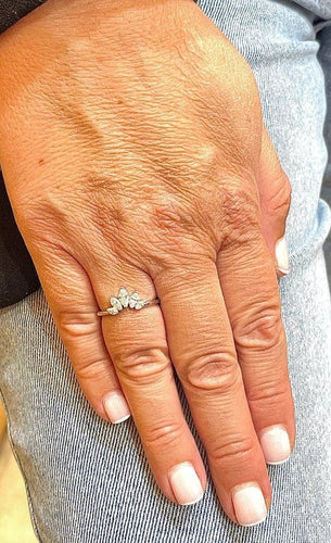 Bague 54 Bague feuille en platine 950 sertie de diamants taille navette 58 Facettes