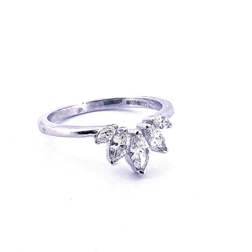 Bague 54 Bague feuille en platine 950 sertie de diamants taille navette 58 Facettes