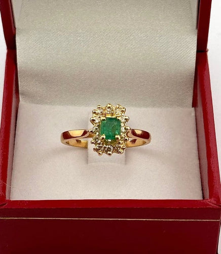 Bague 55 Bague ancienne en or jaune 18 carats avec émeraude et diamants 58 Facettes