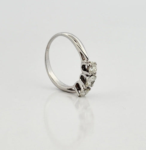 Bague 53 Alliance trilogie vintage en or blanc 18 carats et diamants 58 Facettes