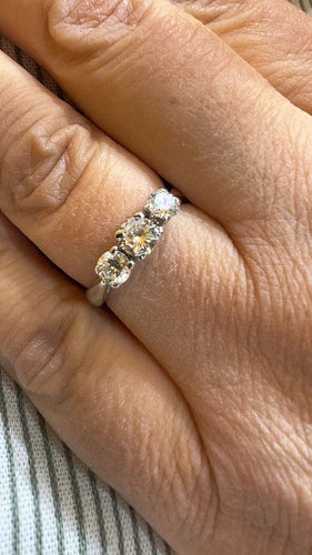 Bague 53 Alliance trilogie vintage en or blanc 18 carats et diamants 58 Facettes