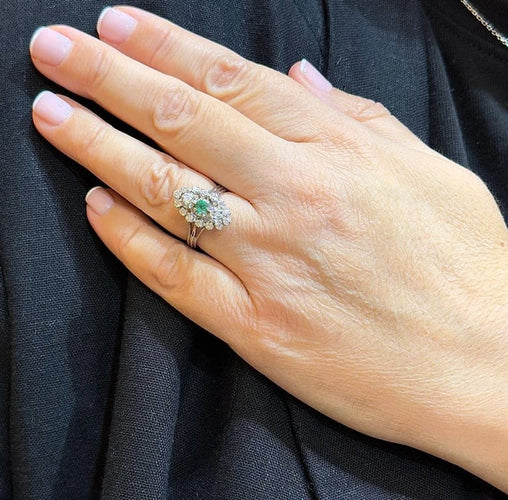 Bague 54 Bague marquise ancienne en or blanc 18 carats, diamants et émeraude 58 Facettes