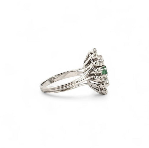 Bague 54 Bague marquise ancienne en or blanc 18 carats, diamants et émeraude 58 Facettes