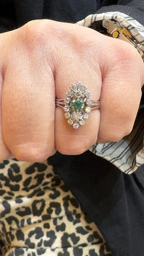 Bague 54 Bague marquise ancienne en or blanc 18 carats, diamants et émeraude 58 Facettes