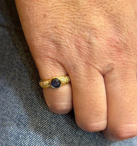 Bague 51 Bague jonc ancienne en or jaune avec saphir et diamants 58 Facettes