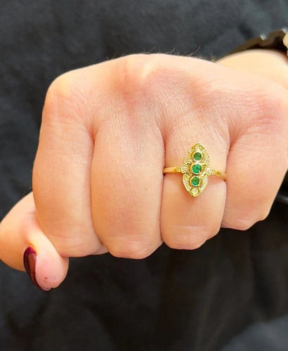 Bague 54 Bague marquise style ancien en or jaune 18 carats, émeraudes et diamants 58 Facettes