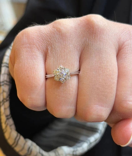 Bague 56 Bague marguerite en or blanc 18 carats et diamants 58 Facettes