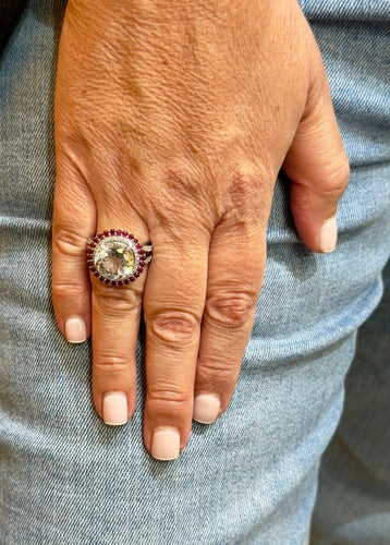 Bague 55 Bague en or blanc, aigue-marine, diamants et rubis 58 Facettes