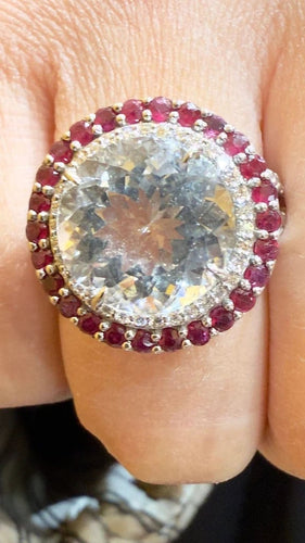 Bague 55 Bague en or blanc, aigue-marine, diamants et rubis 58 Facettes
