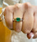 Bague 53 Solitaire - Bague en or blanc 18 carats, émeraude et diamants 58 Facettes