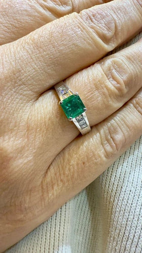 Bague 53 Solitaire - Bague en or blanc 18 carats, émeraude et diamants 58 Facettes