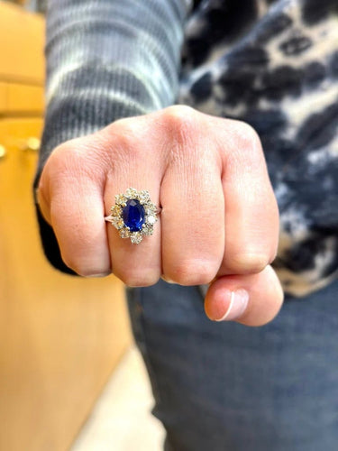 Bague 55 Bague fleur en or blanc, saphir de Ceylan non chauffé et diamants 58 Facettes