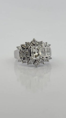 Bague 60 Bague en or blanc 18 carats ornée de diamants 58 Facettes