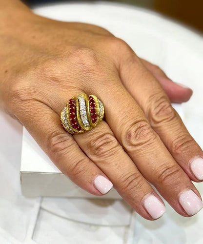 Bague 53 Bague ancienne en or jaune 18 carats avec rubis et diamants 58 Facettes