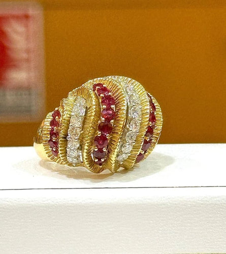 Bague 53 Bague ancienne en or jaune 18 carats avec rubis et diamants 58 Facettes
