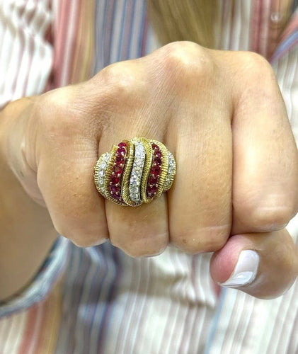 Bague 53 Bague ancienne en or jaune 18 carats avec rubis et diamants 58 Facettes