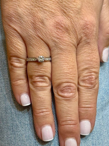 Bague 54 Solitaire - Bague en or blanc 18 carats et diamants 58 Facettes