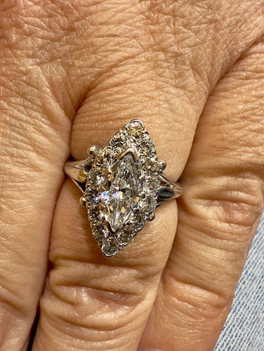 Bague 49 Bague marquise ancienne en or blanc 18 carats et diamants 58 Facettes