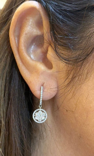 Boucles d'oreilles Boucles d’oreilles fleurs pendantes en or blanc 18 carats et diamants 58 Facettes