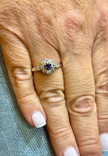 Bague 57 Bague marguerite ancienne en or jaune 18 carats, diamants et saphir 58 Facettes