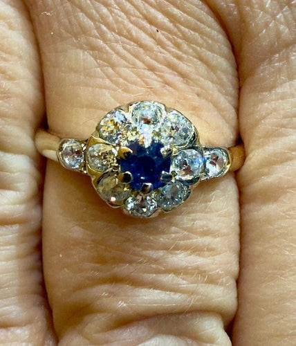 Bague 57 Bague marguerite ancienne en or jaune 18 carats, diamants et saphir 58 Facettes