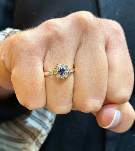 Bague 57 Bague marguerite ancienne en or jaune 18 carats, diamants et saphir 58 Facettes