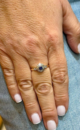 Bague 57 Bague marguerite ancienne en or jaune 18 carats, diamants et saphir 58 Facettes