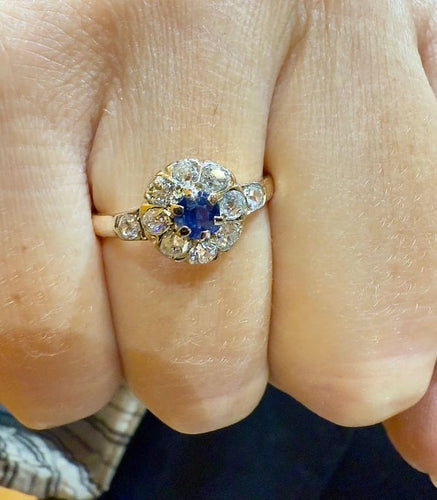 Bague 57 Bague marguerite ancienne en or jaune 18 carats, diamants et saphir 58 Facettes