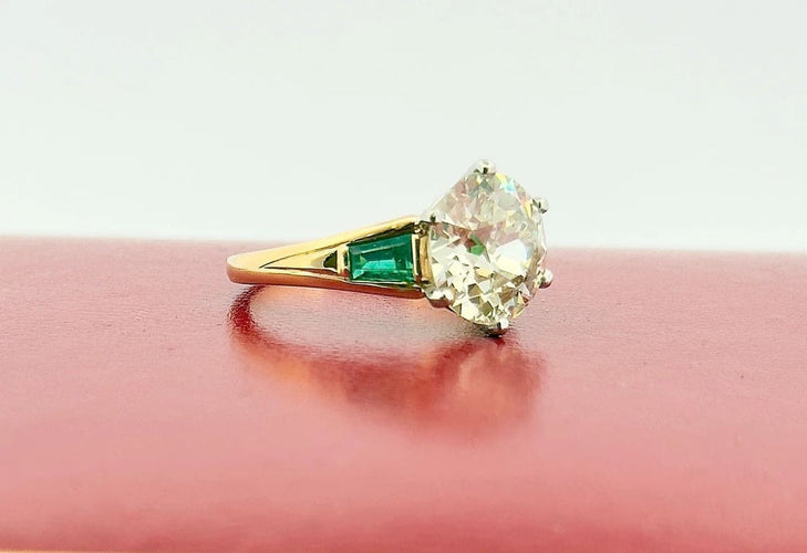Bague 52 Solitaire - Bague en or jaune et platine avec diamant 3,85 ct et émeraudes 58 Facettes
