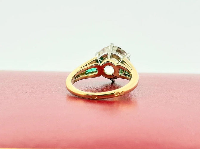 Bague 52 Solitaire - Bague en or jaune et platine avec diamant 3,85 ct et émeraudes 58 Facettes