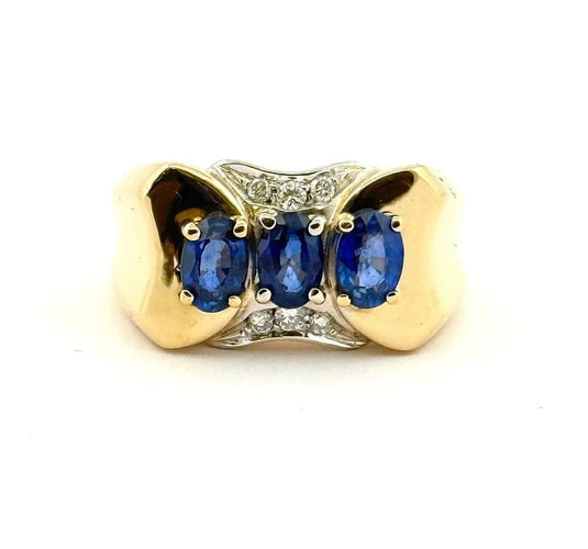 Bague 60 Bague chevalière trilogie saphirs et diamants en or jaune 18 carats 58 Facettes