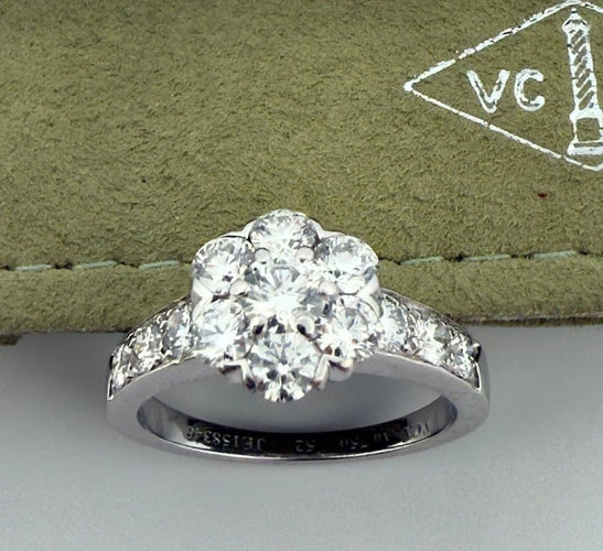 Bague 52 Van Cleef & Arpels Fleurette - Bague en or gris 18 carats et diamants 58 Facettes