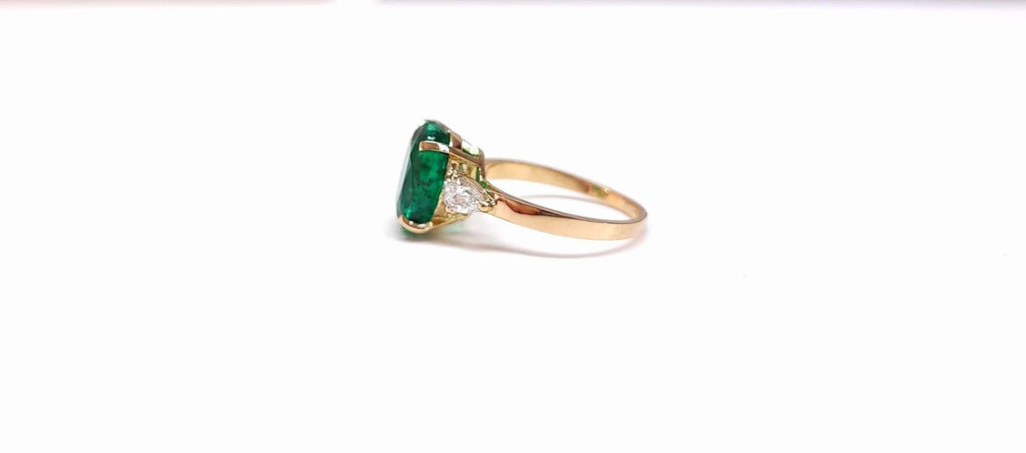Bague 56 Bague en or jaune 18K émeraude 4,65 ct et diamants poire 58 Facettes Bag.Em.2Pr.FA.40