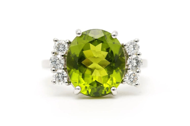 Bague 56 Bague contemporaine en or blanc 18 carats, péridot et diamants 0,66 ct 58 Facettes 23249