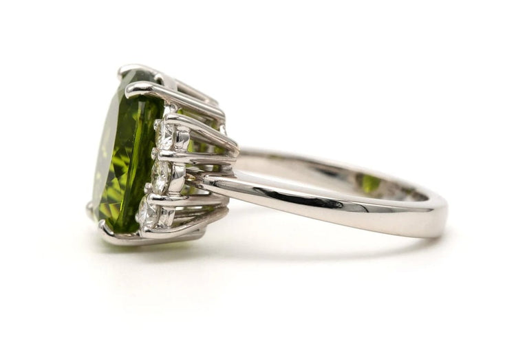 Bague 56 Bague contemporaine en or blanc 18 carats, péridot et diamants 0,66 ct 58 Facettes 23249