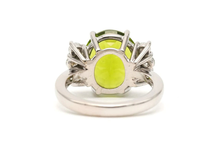 Bague 56 Bague contemporaine en or blanc 18 carats, péridot et diamants 0,66 ct 58 Facettes 23249
