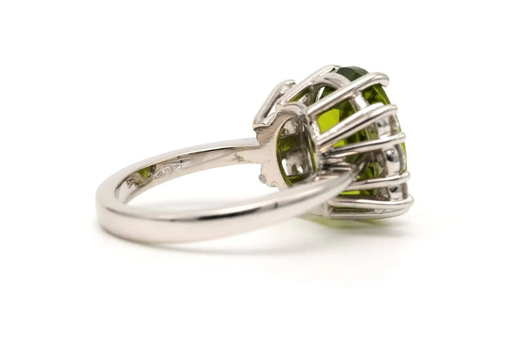 Bague 56 Bague contemporaine en or blanc 18 carats, péridot et diamants 0,66 ct 58 Facettes 23249